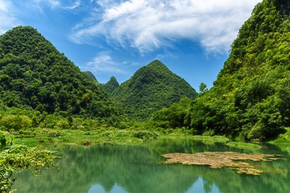 荔波大小七孔是一个地方吗?二选一选择哪个更好？